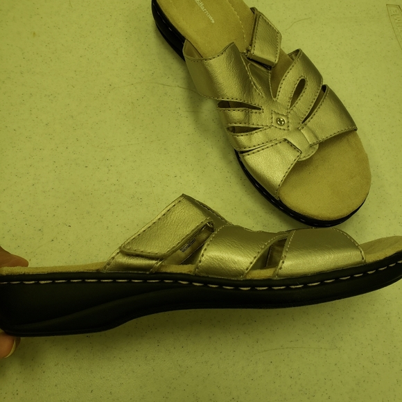 Very nice gold sandals. Size 9. Great condition. - Picture 2 of 6